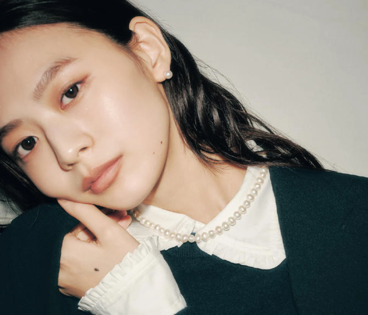 仕事→デートの日に！アウターの足し引きで印象チェンジがかなう「黒×白」コーデ2選