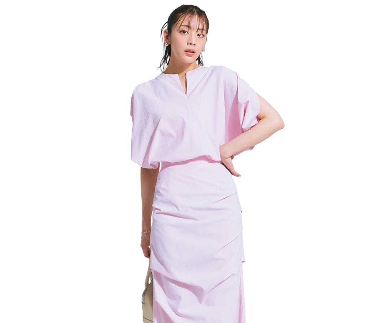 予想最高気温36℃／大人のピンクはパリッとした素材を選びほんのり辛口に【BAILA今日のコーデ】