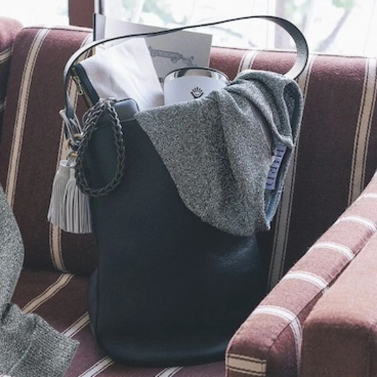 【秋のはじめにカーディガンを一枚】上品に映えるキラキラ!ラメカーディガン4選