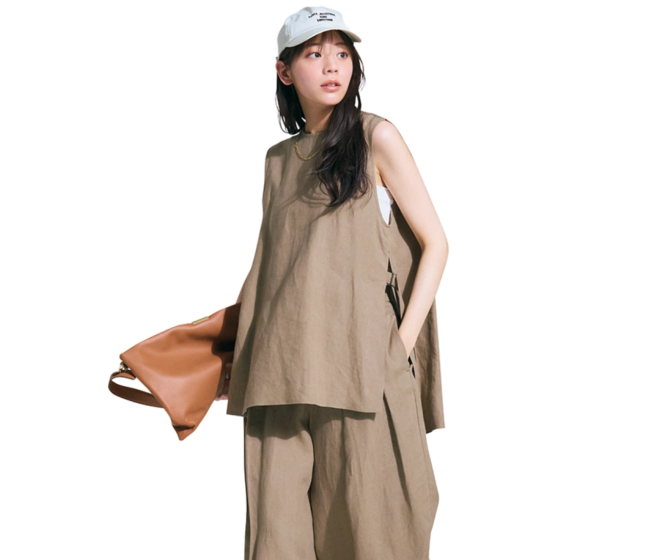 予想最高気温32℃/モードな気分をまとって楽ちんワンツーでも印象的に【BAILA今日のコーデ】