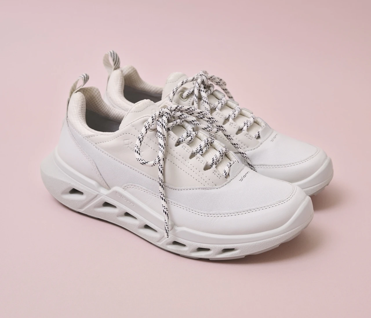 【ECCO】最高峰の防水・透湿で無敵の白スニーカー発見！【きれいめ派の通勤・休日スニーカー】