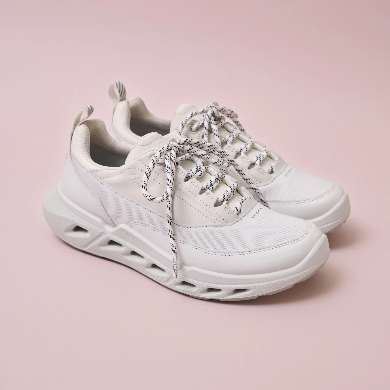 【ECCO】最高峰の防水・透湿で無敵の白スニーカー発見！【きれいめ派の通勤・休日スニーカー】