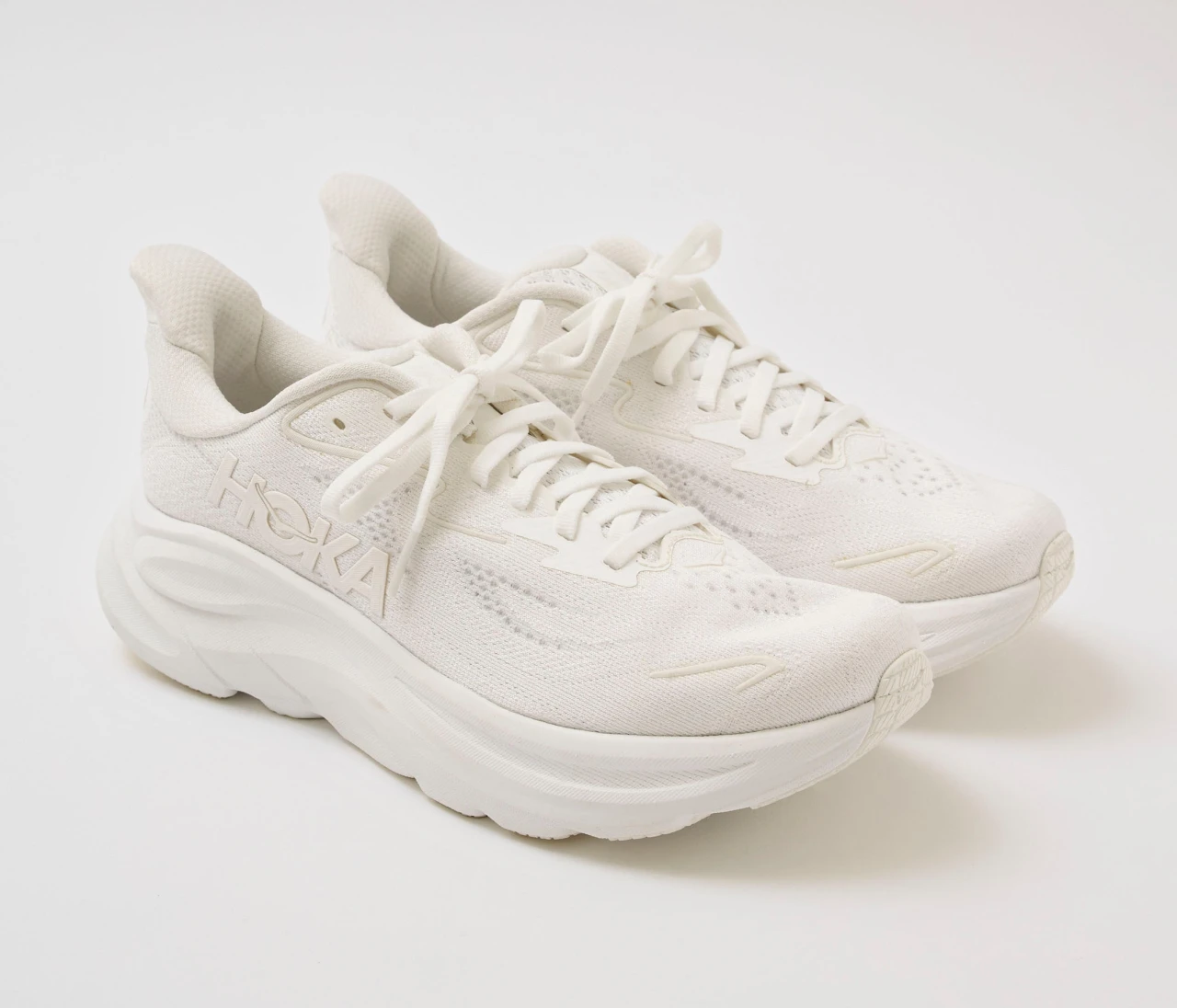 【HOKA】クリフトン 10は歩きやすくてはかない理由がない！スニーカーの選び方も【きれいめ派の通勤・休日スニーカー】