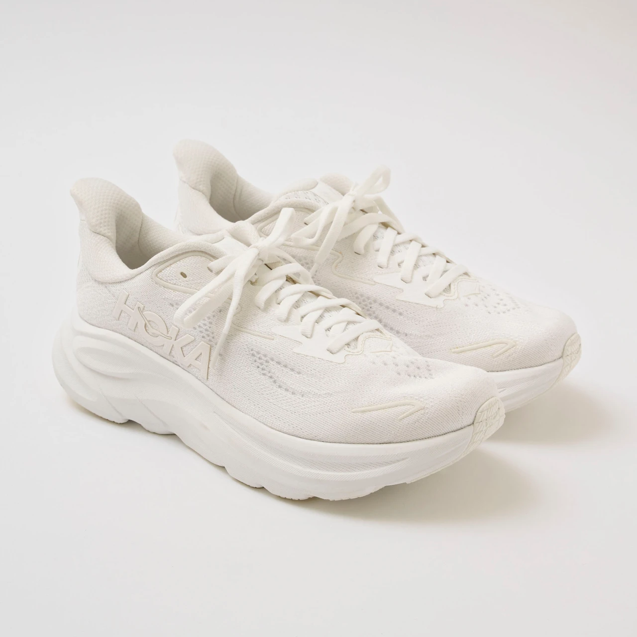 【HOKA】クリフトン 10は歩きやすくてはかない理由がない！スニーカーの選び方も【きれいめ派の通勤・休日スニーカー】