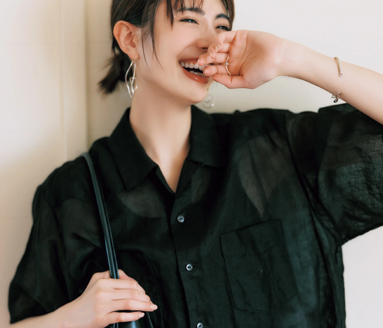 【夏の軽やかモノトーンコーデ3選】「黒」を“怖くて威圧的”にならないよう着こなすには？