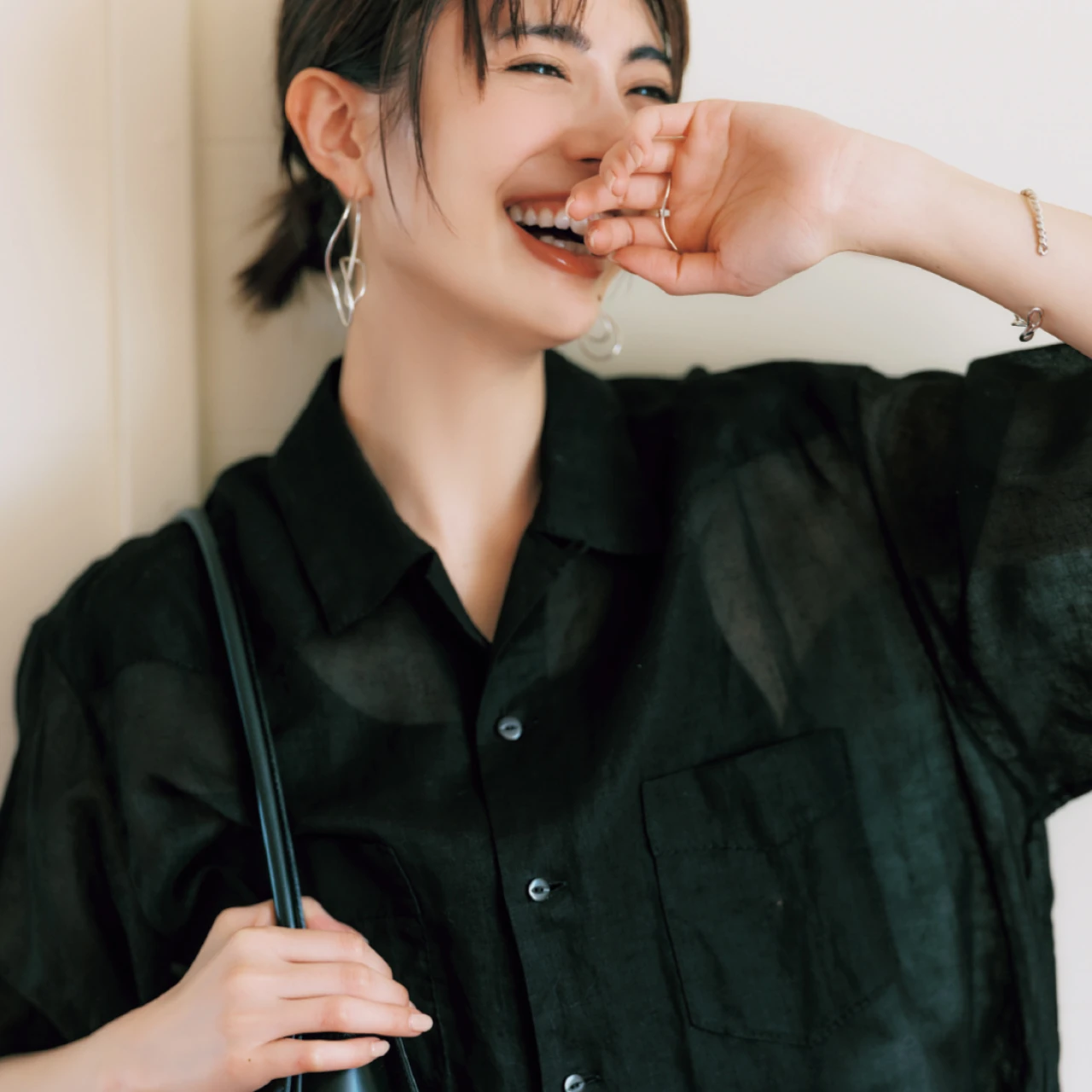 【夏の軽やかモノトーンコーデ3選】「黒」を“怖くて威圧的”にならないよう着こなすには?