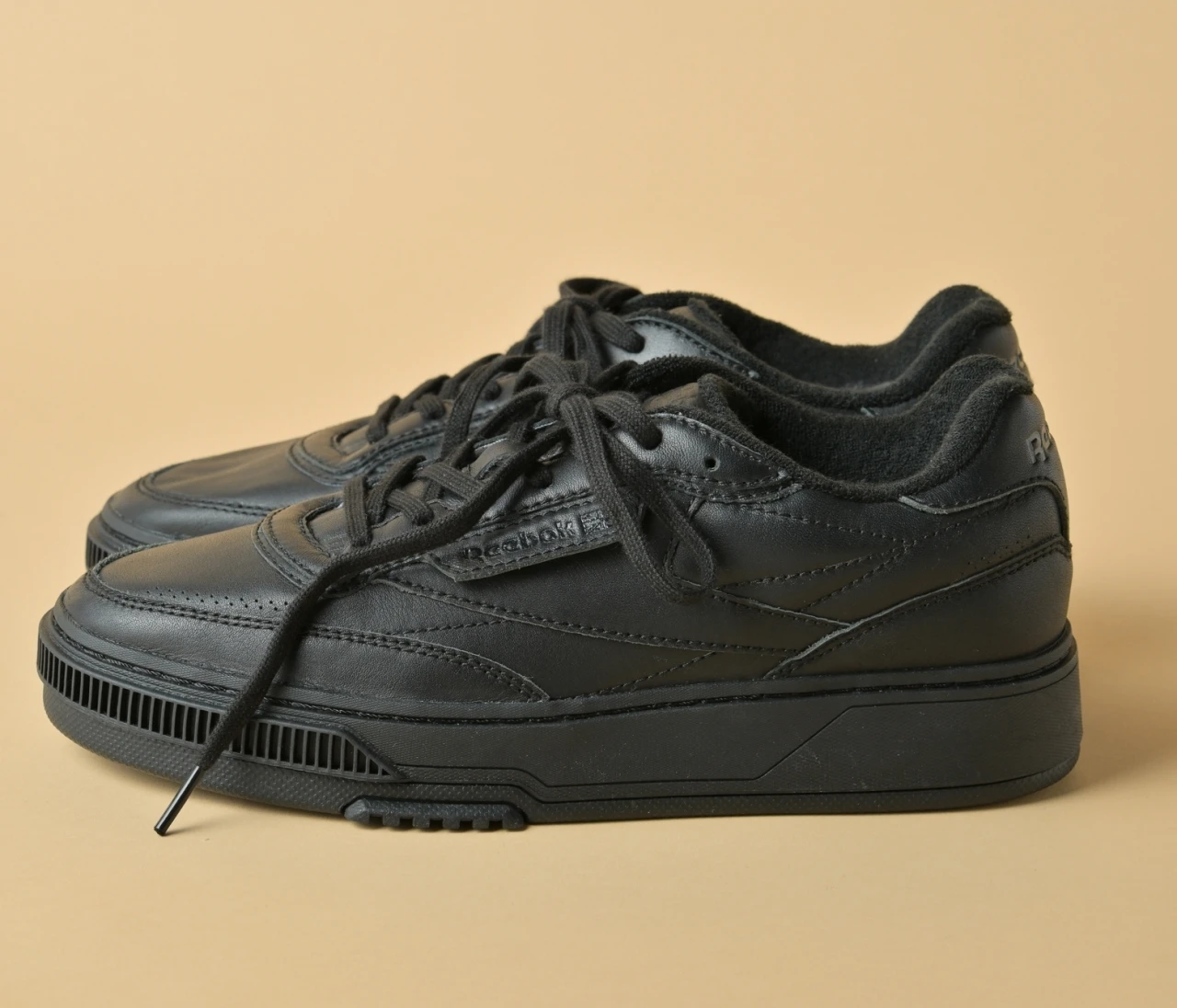 マニッシュ派にもおすすめ！ 「リーボック」の上質感たっぷりな厚底スニーカー【きれいめ服に似合う黒スニーカー】