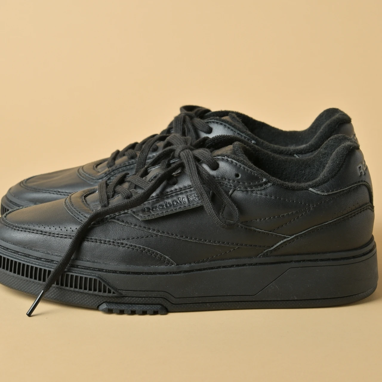 マニッシュ派にもおすすめ！ 「リーボック」の上質感たっぷりな厚底スニーカー【きれいめ服に似合う黒スニーカー】