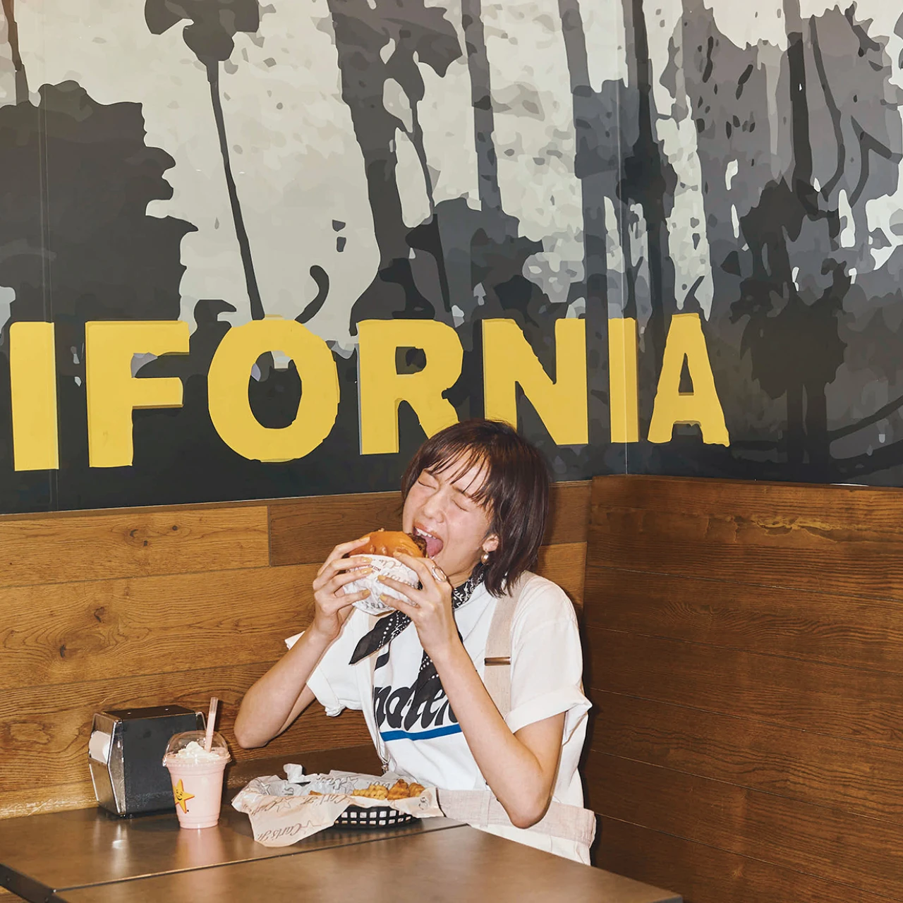 佐藤栞里が横須賀「Carl's Jr.®(カールスジュニア)」でカリフォルニア発の直火焼きバーガーに舌鼓♡【もぐもぐしーさんぽ】