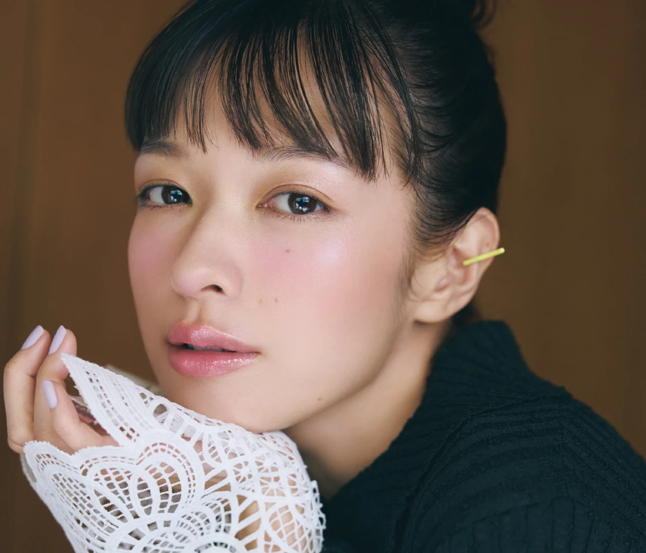 デート、忘年会、女子会で“間延び顔”を払拭する、シーン別リフトアップチーク3選