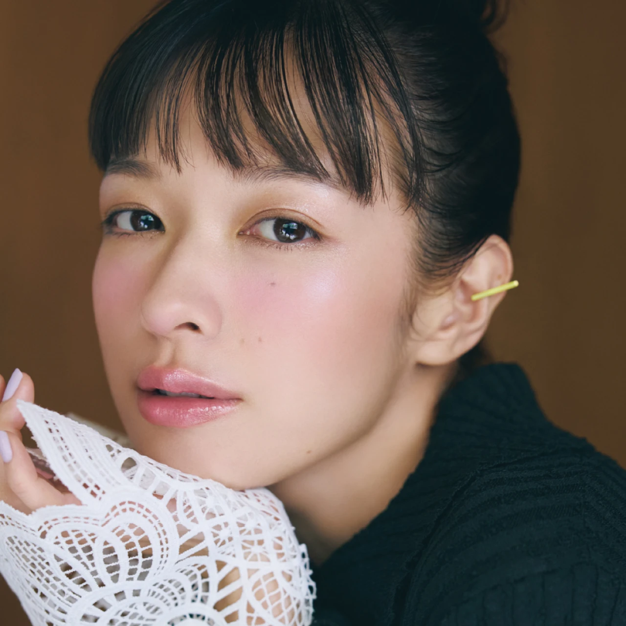 デート、忘年会、女子会で“間延び顔”を払拭する、シーン別リフトアップチーク3選