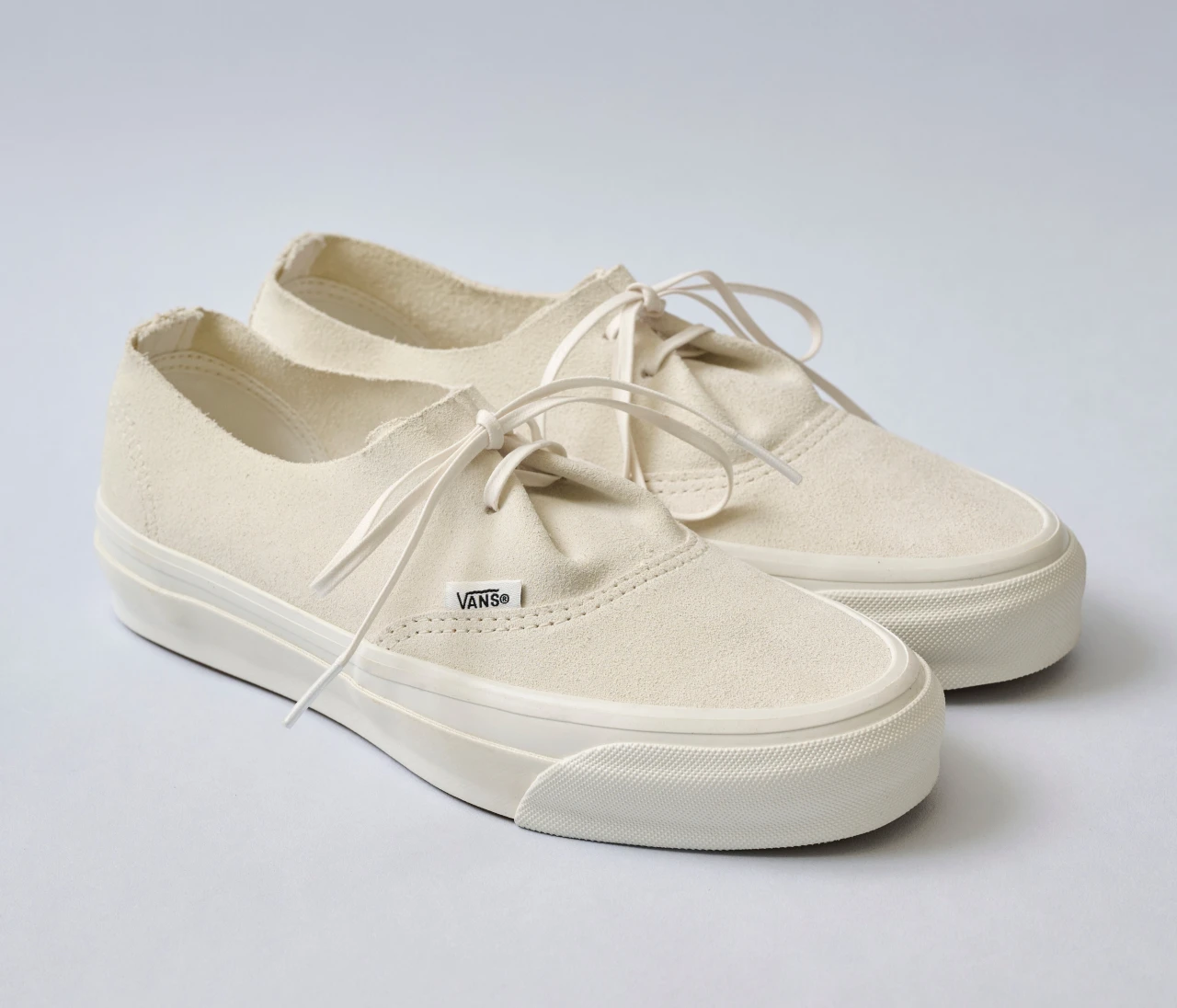 【Vans】1枚革の白スニーカーは清潔感抜群！ 春の足もとを新鮮に【きれいめ派の通勤・休日スニーカー】