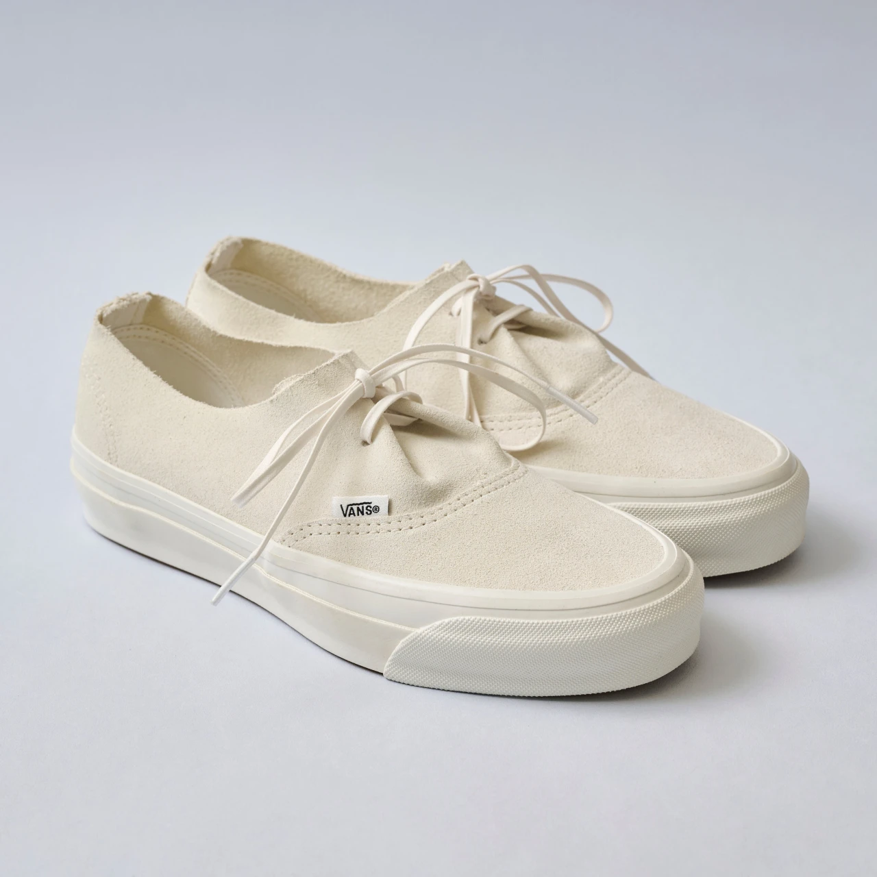 【Vans】1枚革の白スニーカーは清潔感抜群！ 春の足もとを新鮮に【きれいめ派の通勤・休日スニーカー】