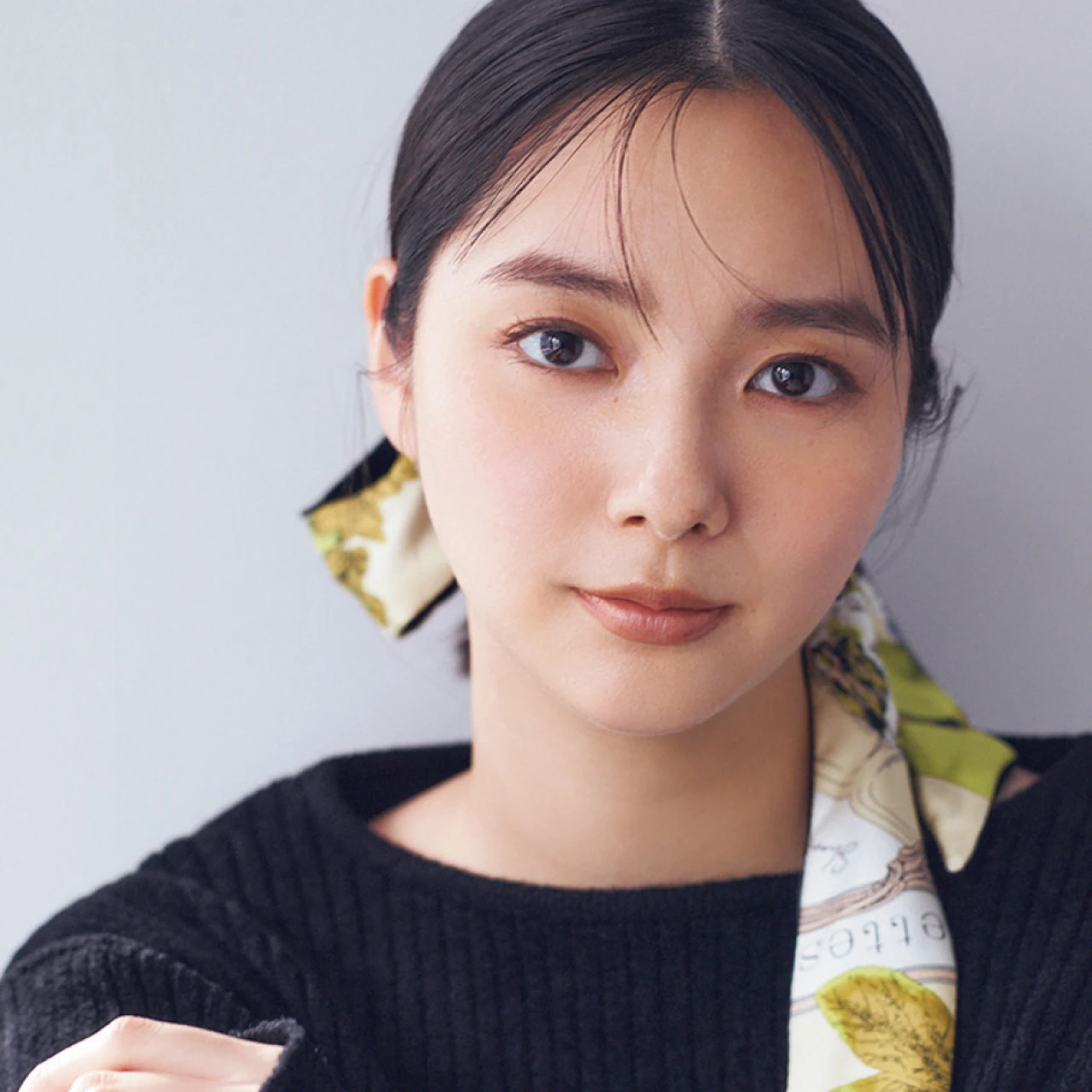 初めてスカーフに挑戦するならこれ!どこから見ても表情豊かな「アシメリボン巻き」【「スカーフ上手」になりたい!】