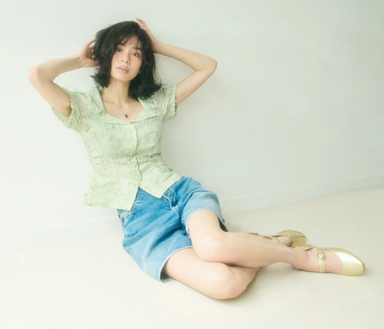 佐藤晴美がお手本！ 大人女性はこの夏「甘い服」をどう着る？