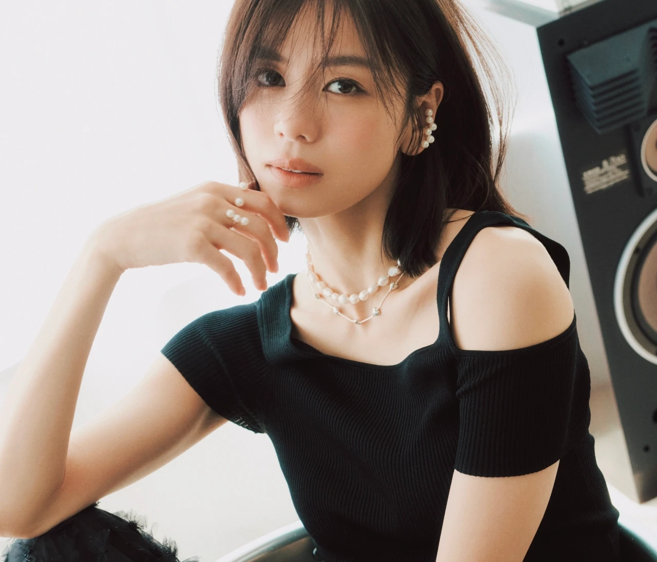 【ジュエリーコーデ】予定調和じゃないパールで大人の肌見せ服に気品と個性を【BAILA今日のコーデ】