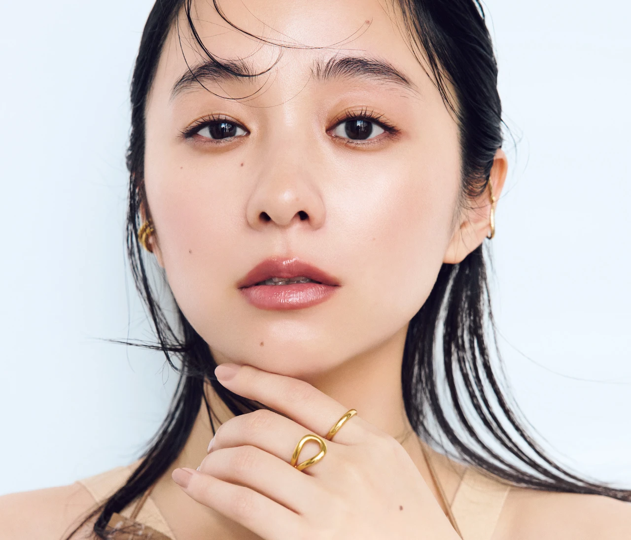 【堀田真由さんがお手本！ 夏の最新キラキラチーク】テクニック不要、ふわっとのせるだけで顔が華やぐ