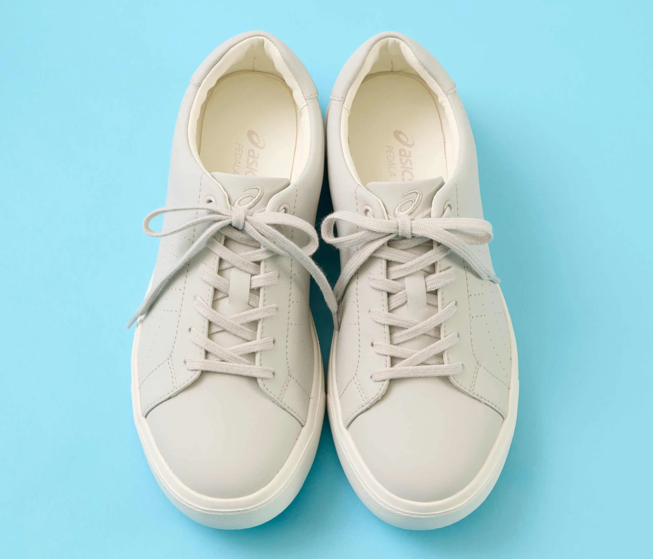 【アシックス】ぺダラ ライト Xはシンプルデザインと軽さに惹かれる！ スニーカーの選び方も【きれいめ派の通勤・休日スニーカー】