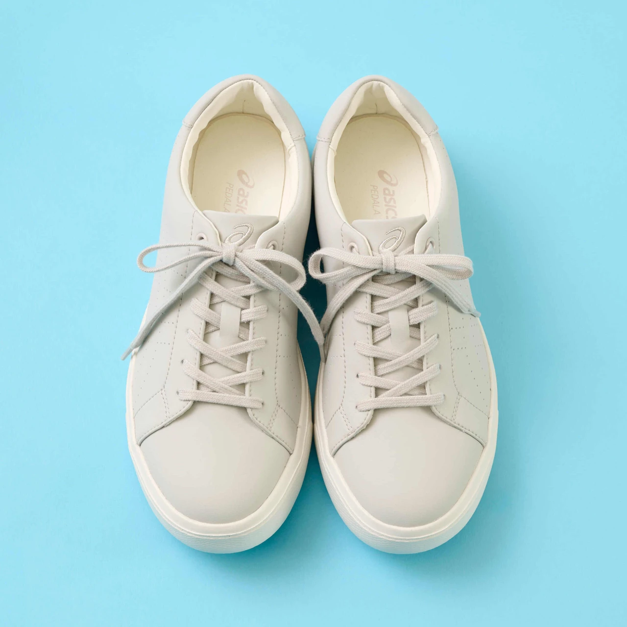 【アシックス】ぺダラ ライト Xはシンプルデザインと軽さに惹かれる！ スニーカーの選び方も【きれいめ派の通勤・休日スニーカー】