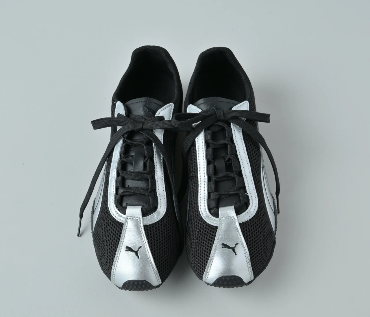 薄底で軽やか。シルバーが映える「PUMA（プーマ）」の「Hストリート OG」【きれいめ服に似合う黒スニーカー】