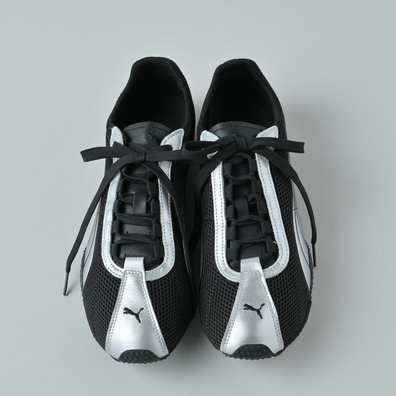 薄底で軽やか。シルバーが映える「PUMA（プーマ）」の「Hストリート OG」【きれいめ服に似合う黒スニーカー】