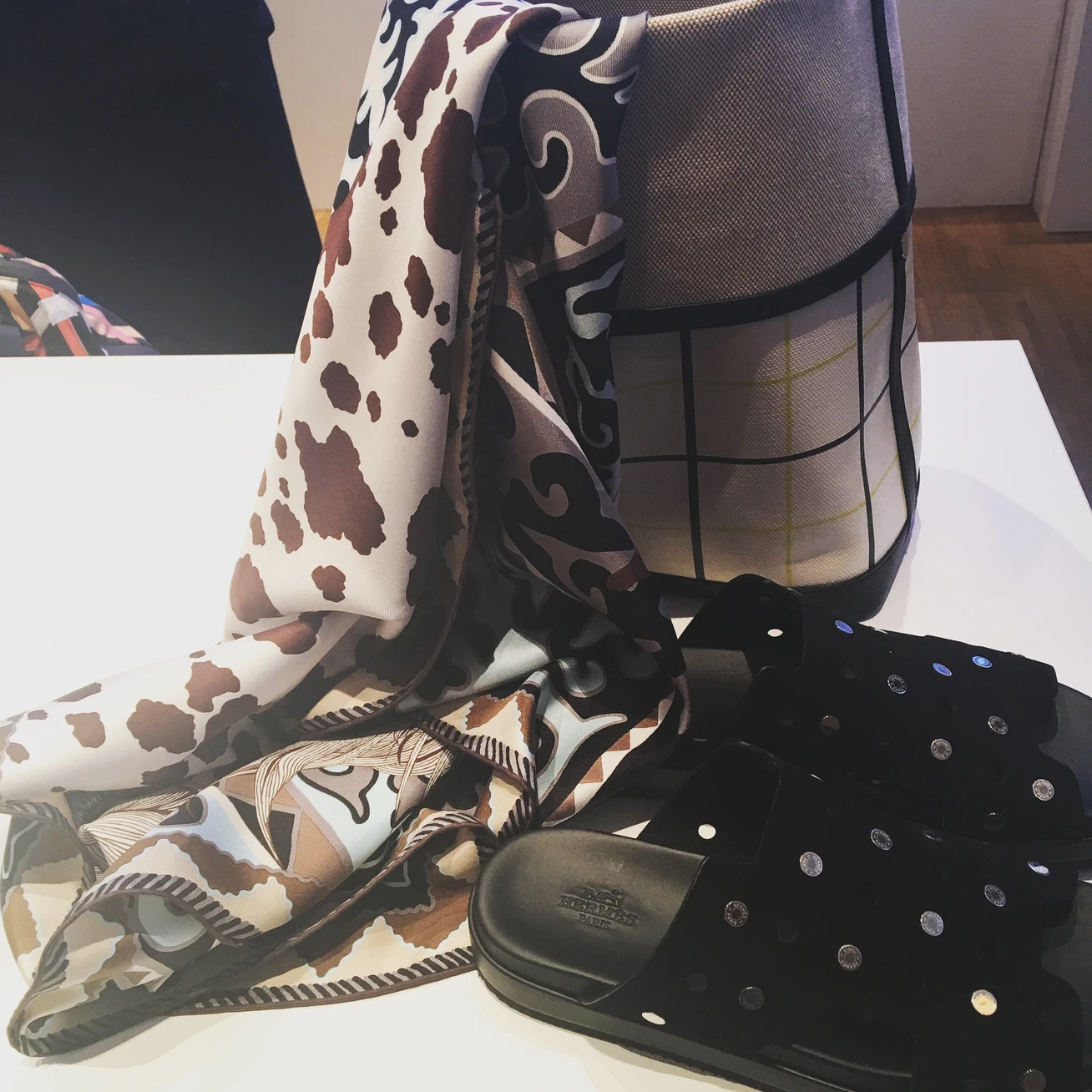 【エルメス】巻きやすいスカーフには選ぶコツがある！