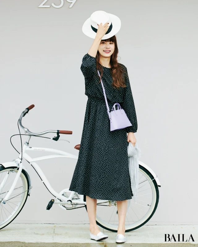 「ワンピース」×「フラット靴」の最強コンビで大人の可愛げを楽しんで♪