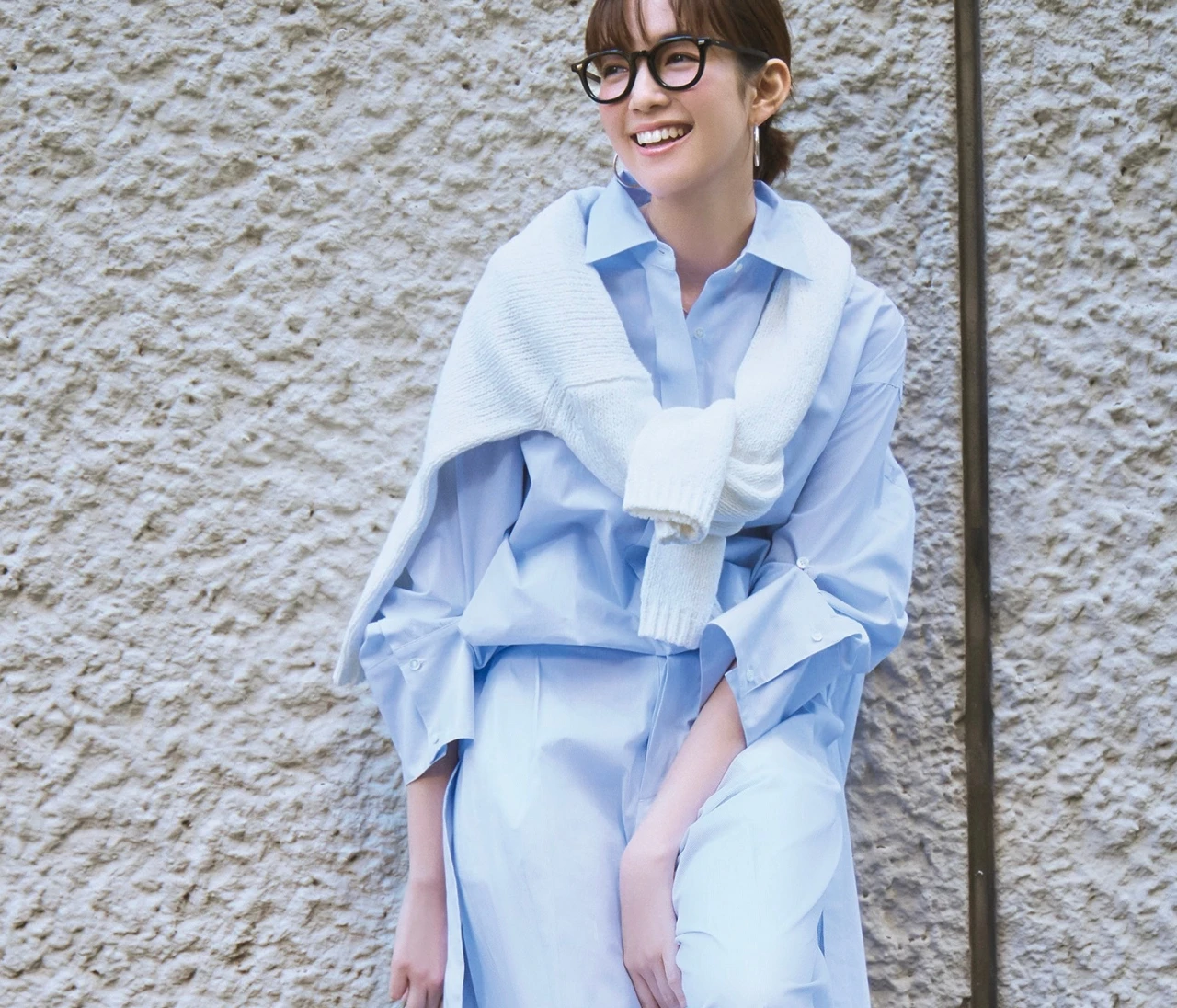 【ワイドパンツ×パンプスコーデ】ソリッドなシューズがつくる、優しさと芯を兼ね備えた女性像【BAILA今日のコーデ】