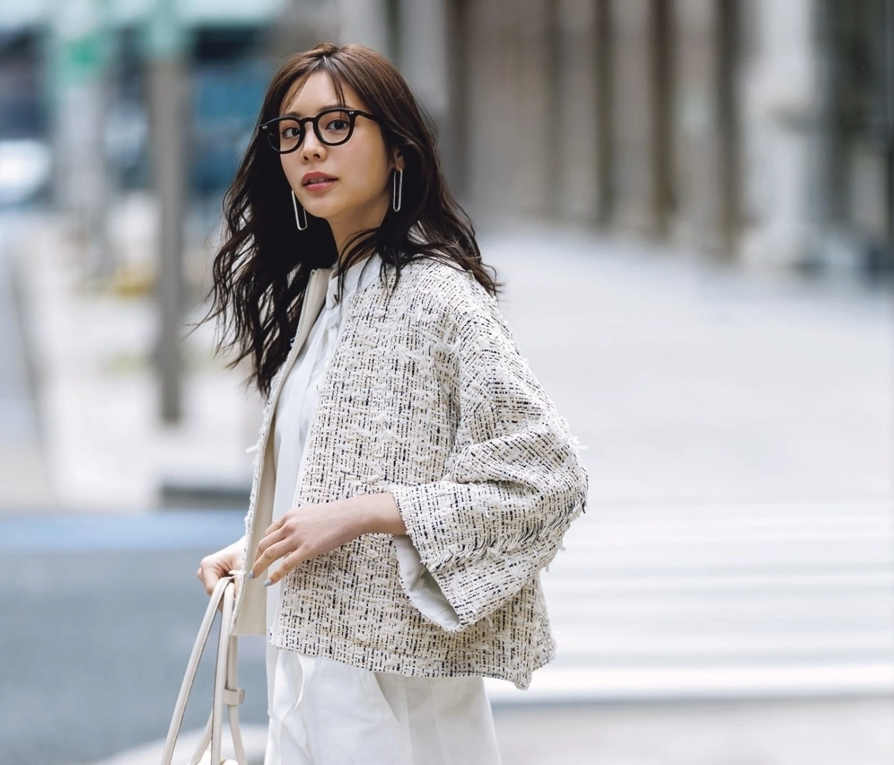 【ツイードジャケットコーデ】ブルゾン感覚で楽しむ新顔ジップアップで通勤コーデに洒落感を【BAILA今日のコーデ】