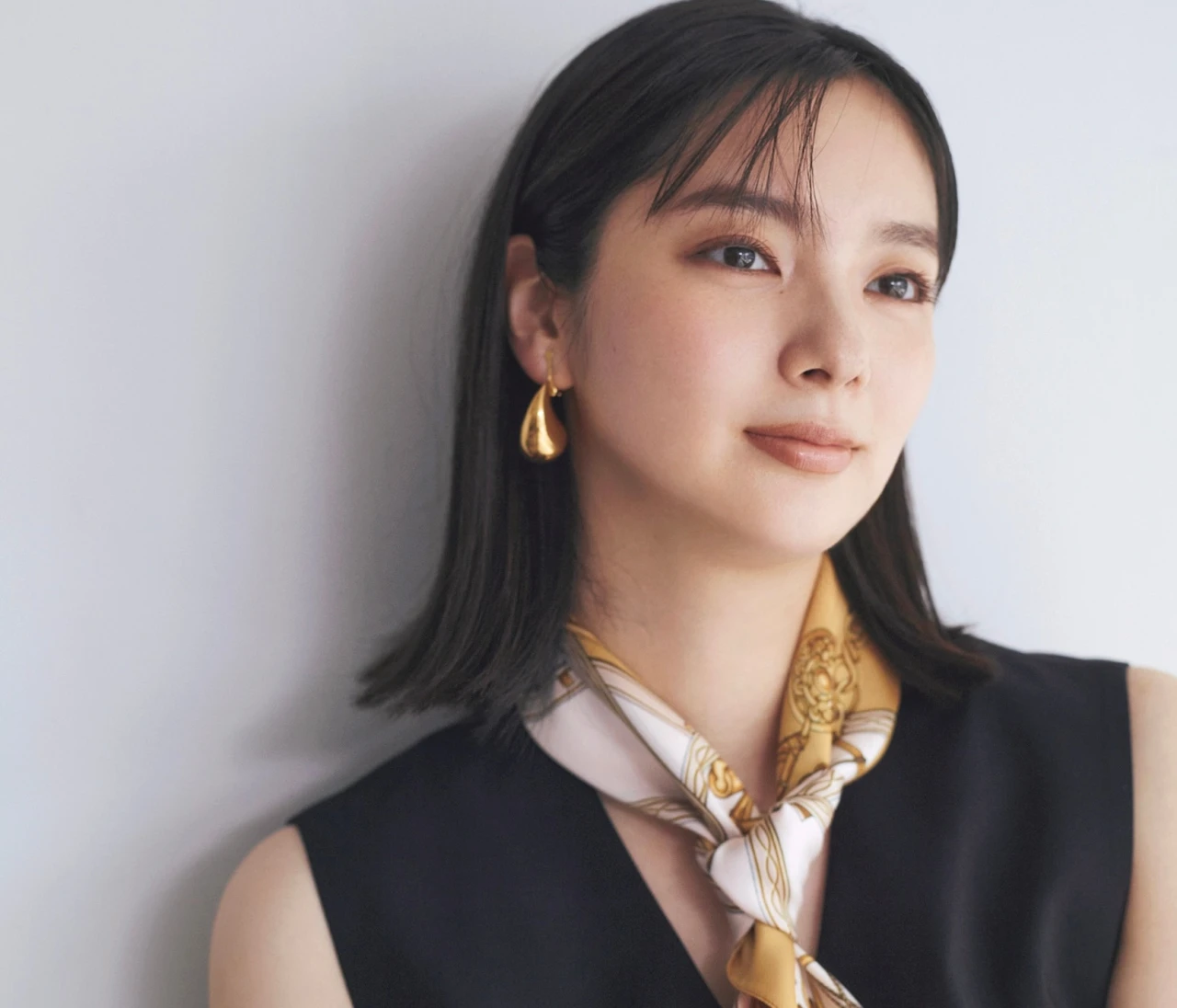 【最新スカーフアレンジ】ネクタイ巻きで華やぎとすっきりを両立【BAILA今日のコーデ】