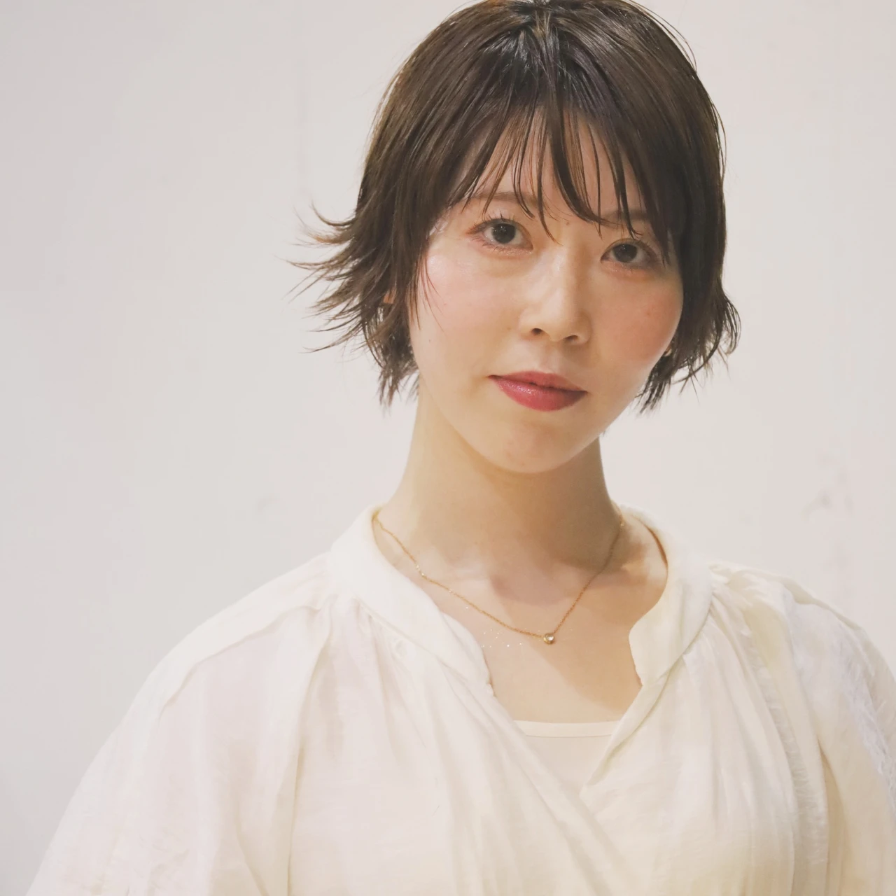 【ショートボブ・30代～40代大人の髪型】涼しい髪型！エアリーなマニッシュショートボブ