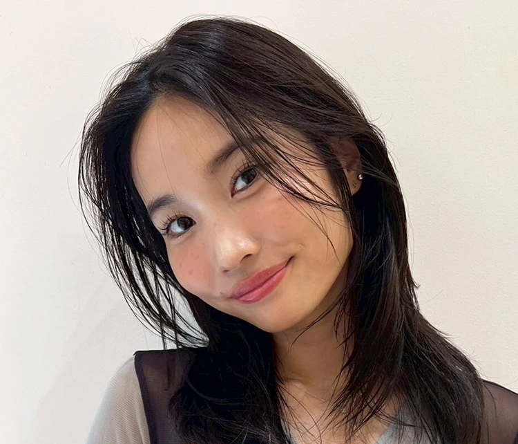 【ロング・30代大人の髪型】パーソナルカラーブルベ・ブルーグレージュ