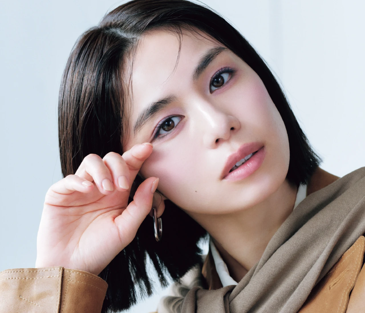 【2026春の大人ピンクメイク】優しげ印象の「ミルキーピンク」メイクはネイビーのアイラインで引き締めて