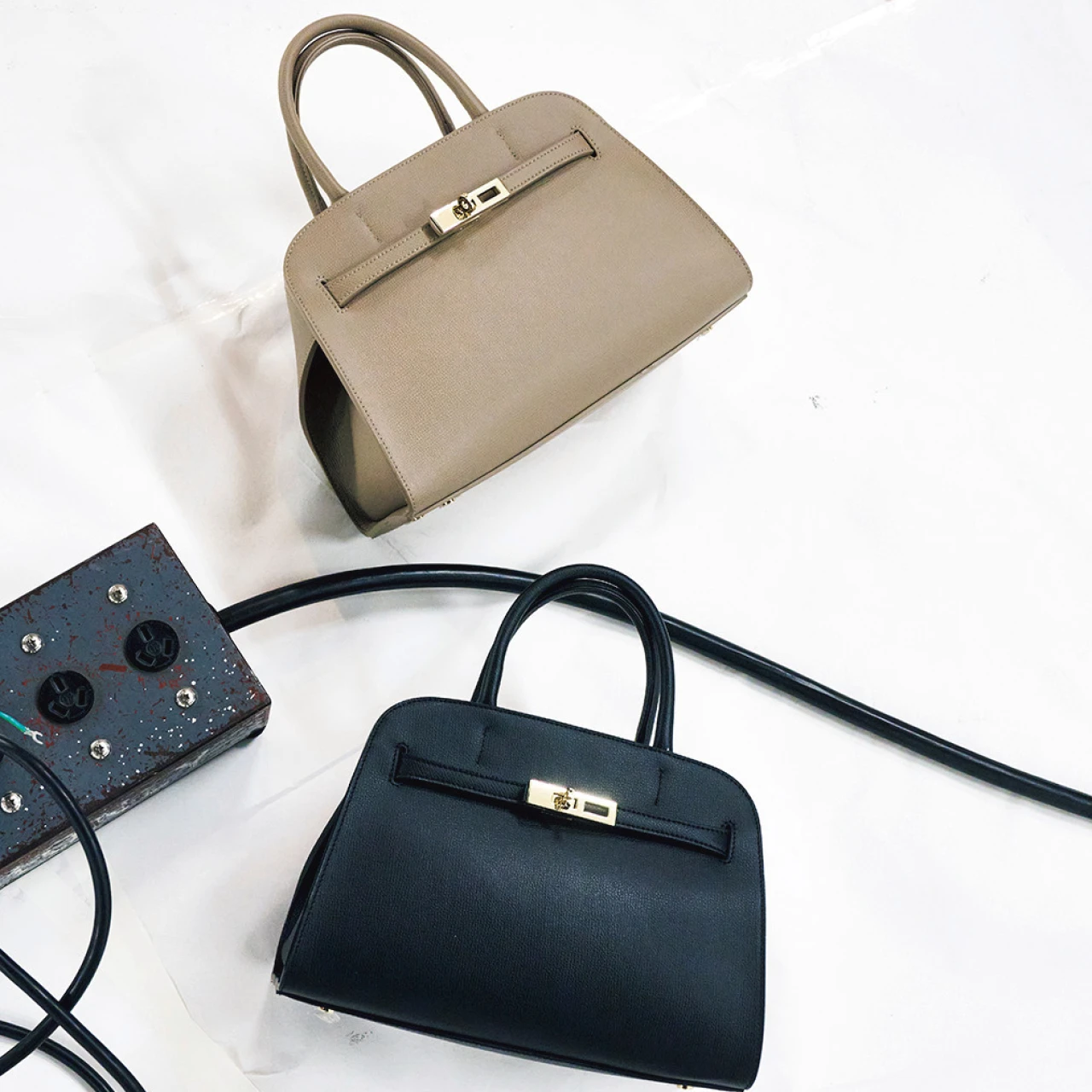 新ブランドのニューアイテムをチェック！ 「アトリエ トゥモローランド」のバッグ、「ナンバードット」の数字モチーフネックレス