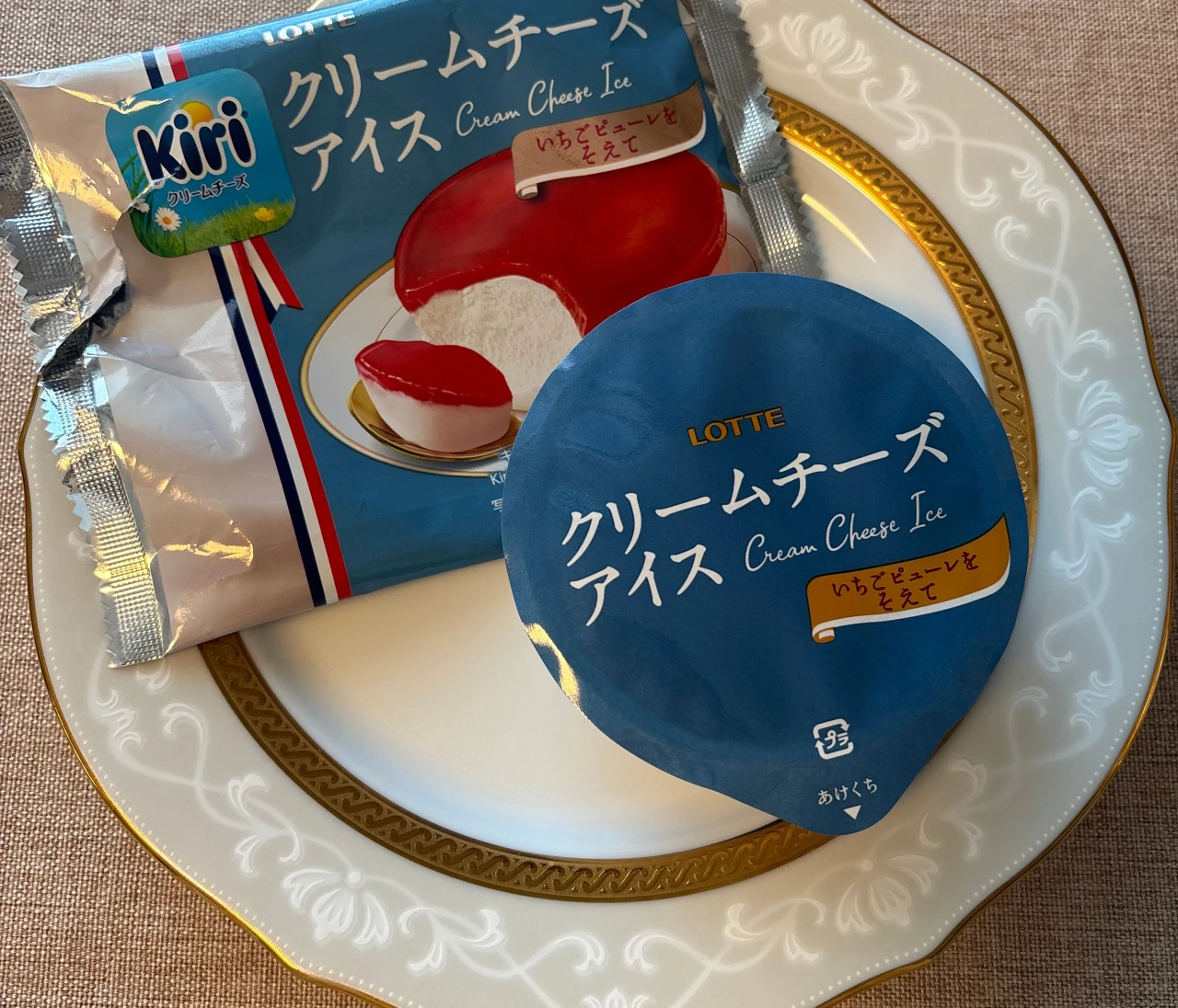 【ファミマ数量限定】Kiriクリームチーズアイスいちごピューレを添えて❤️#BAILAアイス部
