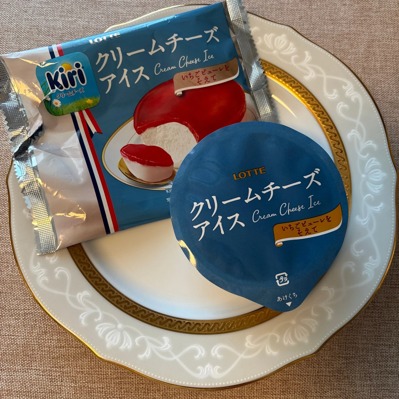 【ファミマ数量限定】Kiriクリームチーズアイスいちごピューレを添えて❤️#BAILAアイス部