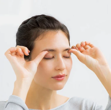 目もとは手持ちアイテムで今すぐスペシャルケア!