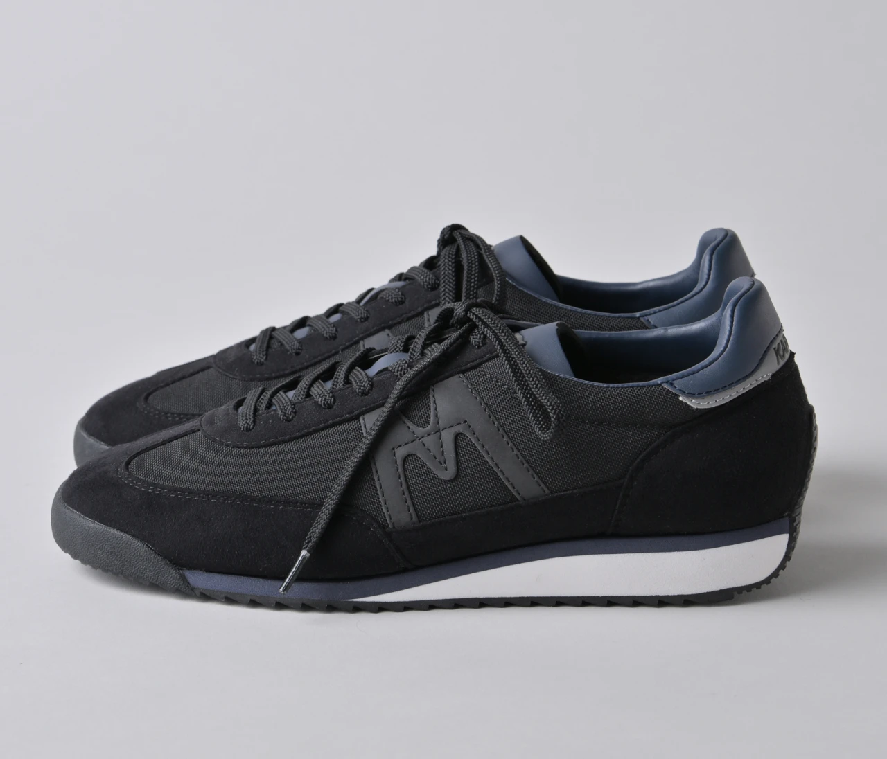 スウェードMIXで上品さも欲張れる「KARHU（カルフ）」の「メスタリ」【きれいめ服に似合う黒スニーカー】