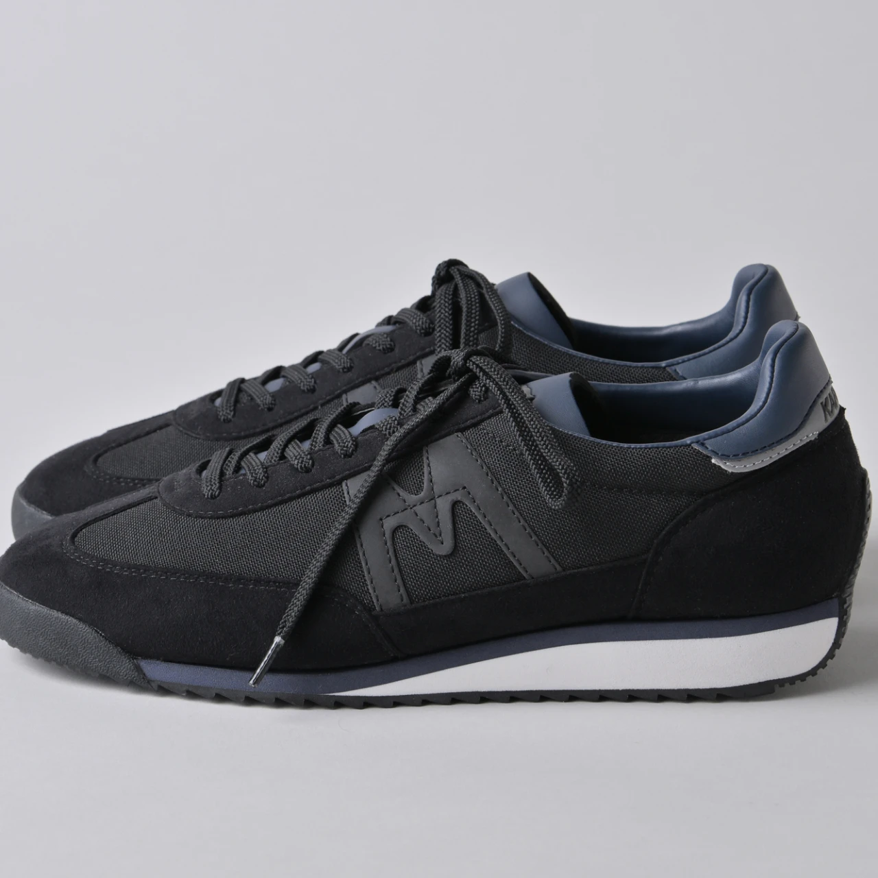 スウェードMIXで上品さも欲張れる「KARHU（カルフ）」の「メスタリ」【きれいめ服に似合う黒スニーカー】