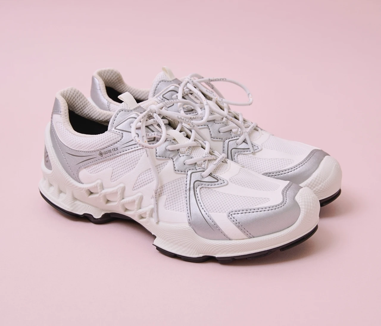 【ECCO】GORE-TEX機能で梅雨に備える！安定感◎の白スニーカー【きれいめ派の通勤・休日スニーカー】
