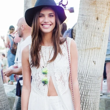 【日めくりセレブ】透ける白でモテ度UP! サラ・サンパイオのフェスコーデ