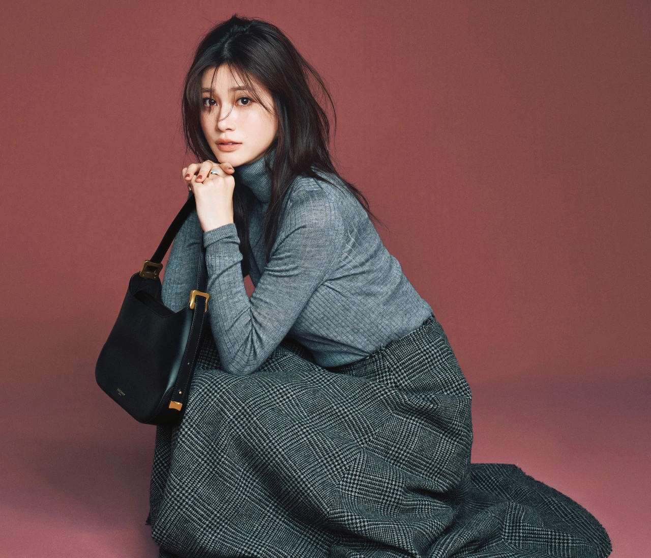 【チェックスカートコーデ】存在感たっぷりのフレアスカートはワントーンで品よく【BAILA今日のコーデ】