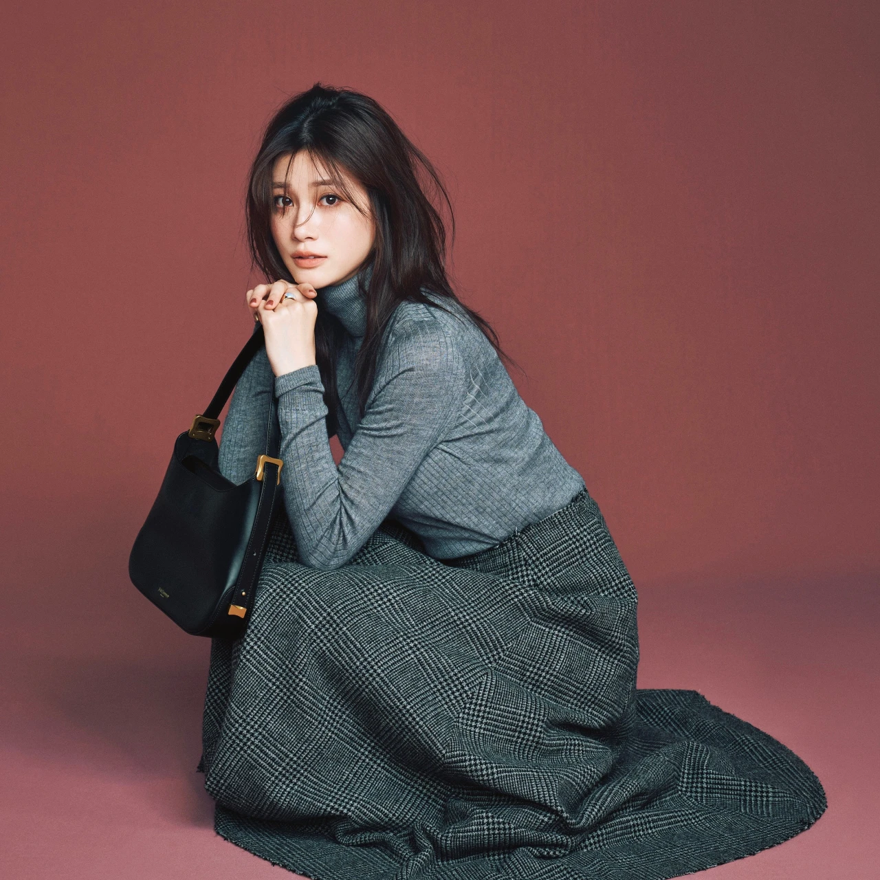 【チェックスカートコーデ】存在感たっぷりのフレアスカートはワントーンで品よく【BAILA今日のコーデ】