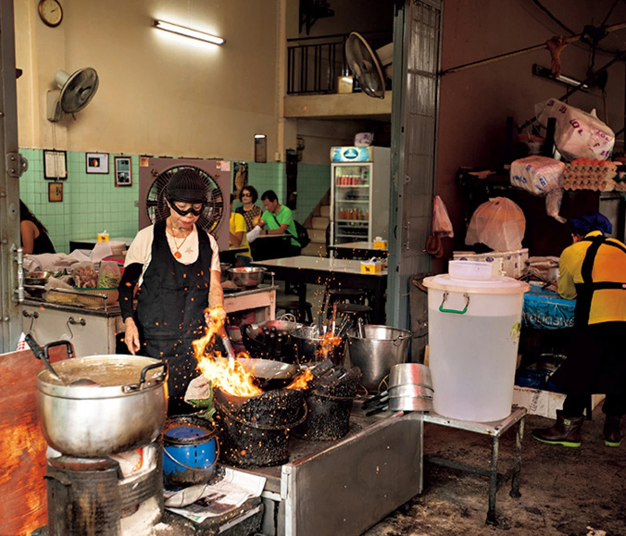  屋台料理人たちの半生を深掘るドキュメンタリー番組「ストリート・グルメを求めて: アジア﻿」【撮影現場でウワサのドラマ】