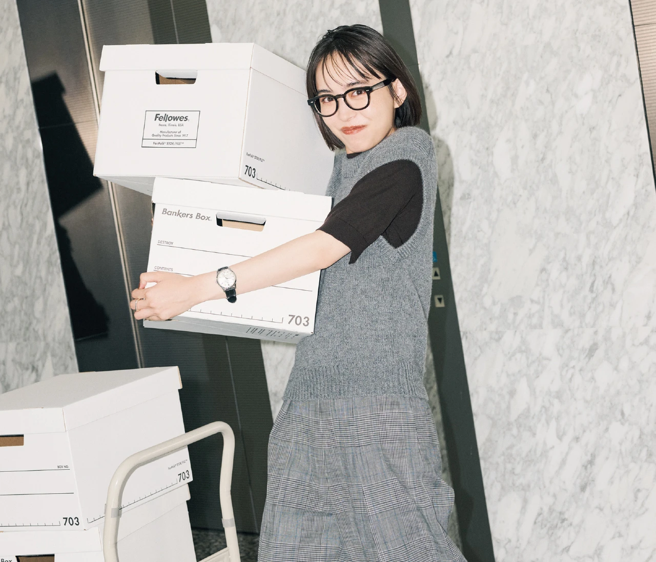 秋冬の温度調整に活躍！ 井桁弘恵さんが着回す五分袖ブラウンニット3コーデ