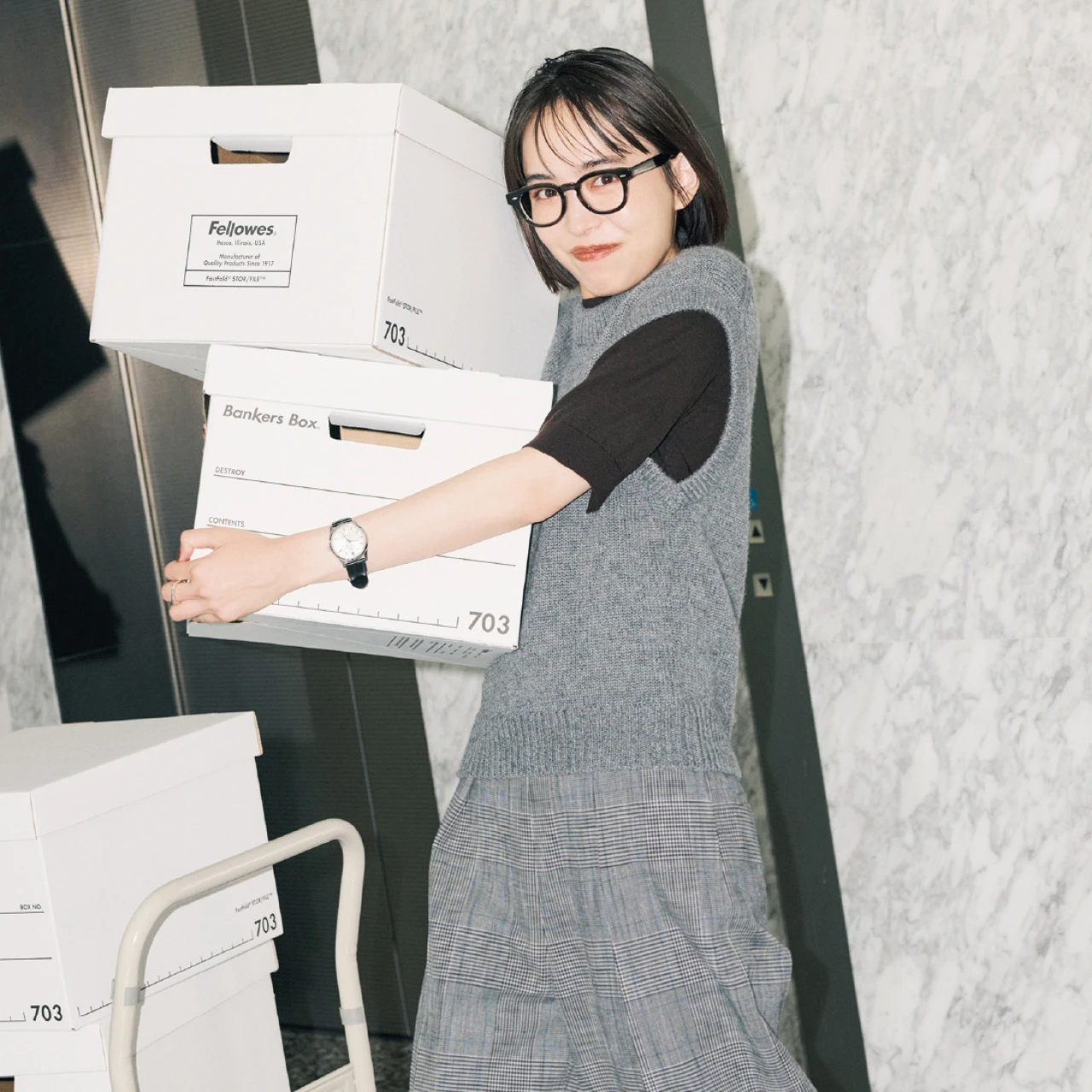 秋冬の温度調整に活躍！ 井桁弘恵さんが着回す五分袖ブラウンニット3コーデ