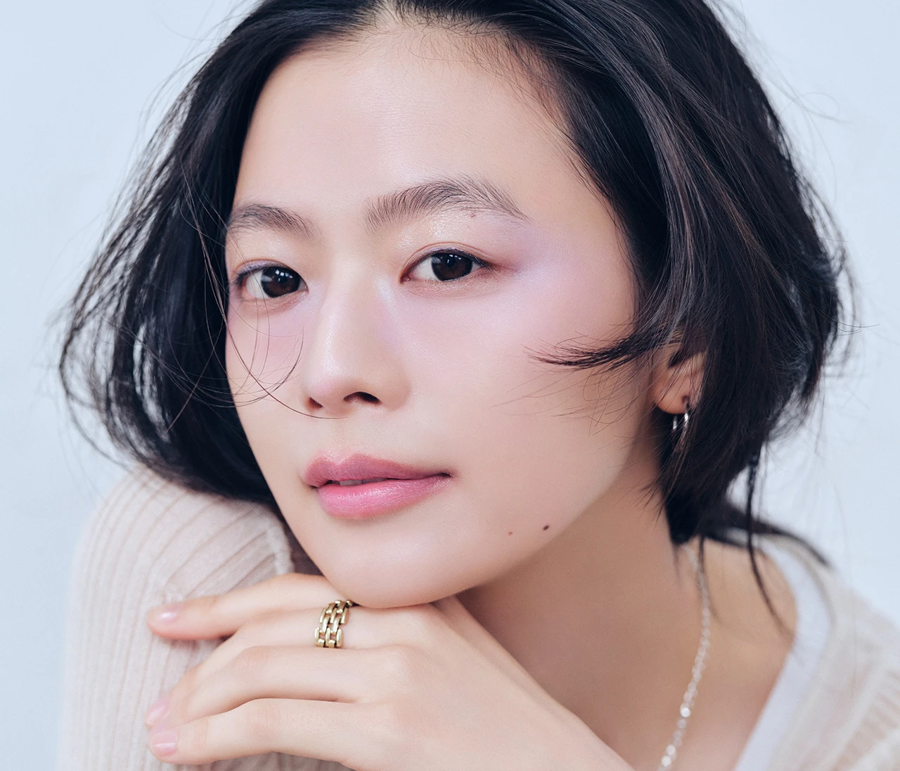 PRADA BEAUTY（プラダ ビューティ）の新作パープルチークで透明感あふれる血色フェイスに！【月曜朝の2割増メイク】