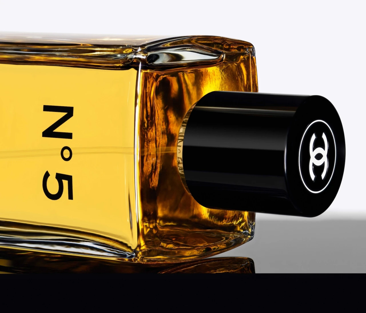 【シャネル N°5】オードゥ トワレットが原点回帰のボトルに。マーゴット・ロビーの新キャンペーンも話題