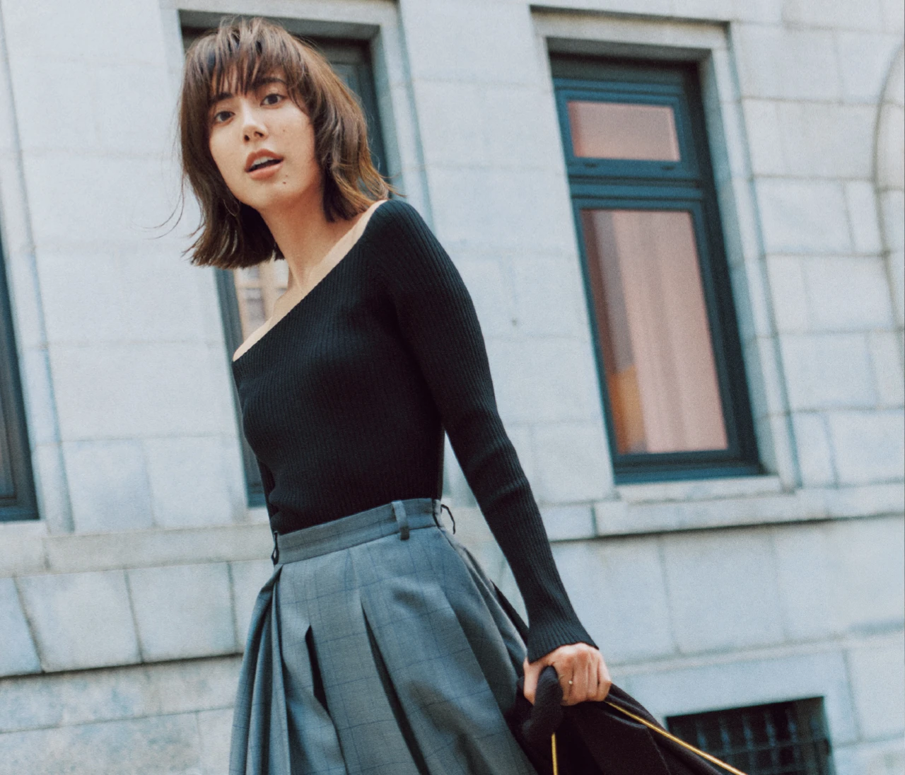 【ふわスカート4選】定番ぴたニットが垢抜ける！ シックに映えるモノトーンベースのスカート