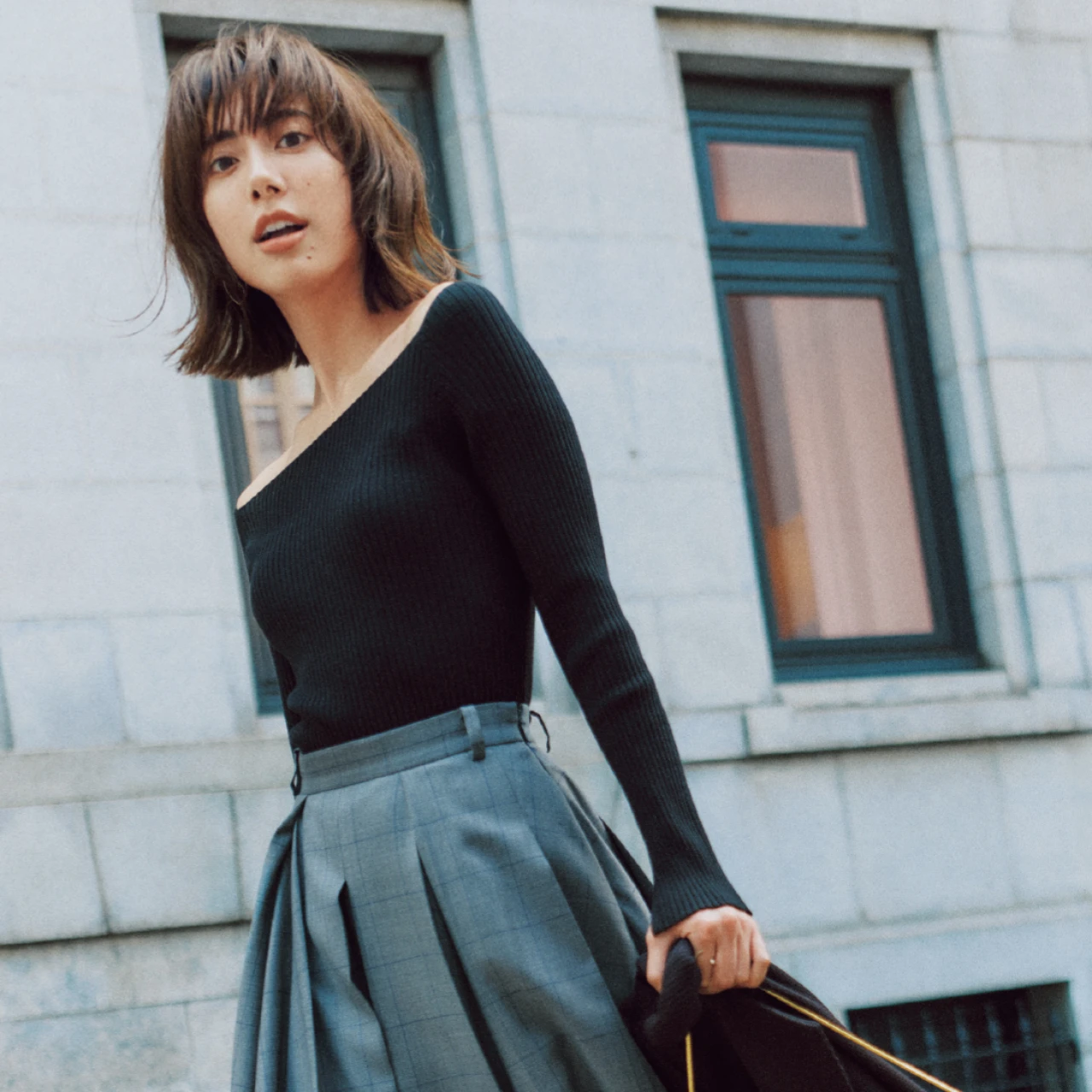 【ふわスカート4選】定番ぴたニットが垢抜ける！ シックに映えるモノトーンベースのスカート